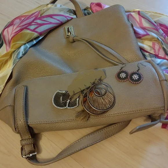 Moda luxe Purse / back pack, scarf and earrings! Lot of 6 items - Picture 8 of 10